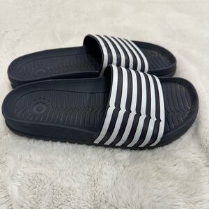 Men’s Hunter brand slides blue and white stripes size 8
